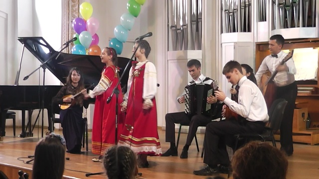 Дарья Родионова и Вера Колесник Русская народная песня "Эх, гармонь моя" смотреть онлайн