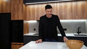 Обзор кухни с островом.