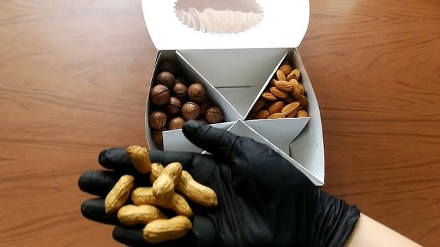 Коробка с сухофруктами и орехами