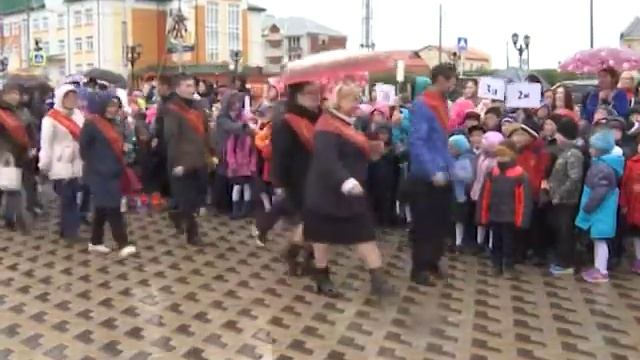 В День знаний организаторы праздника удивили гостей необычным флешмобом смотреть онлайн