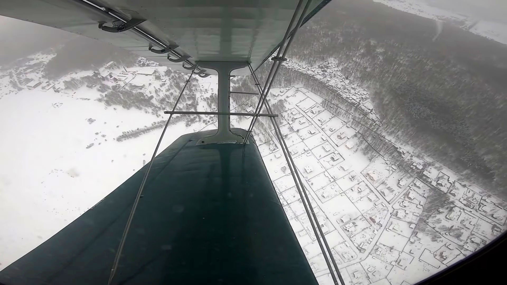 Экстремальное снижение и посадка на заснеженный аэродром на самолете - биплане Ан-2 смотреть онлайн