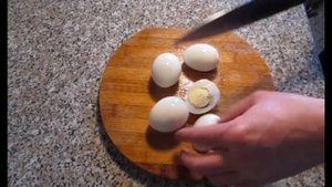 Салат с крабовыми палочками зелёным луком и яйцом
