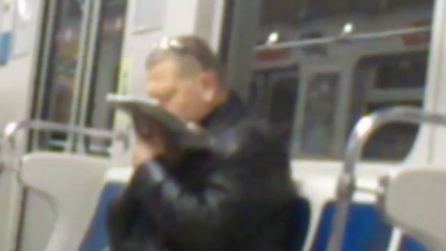 Мужик нюхает газету в метро смотреть онлайн