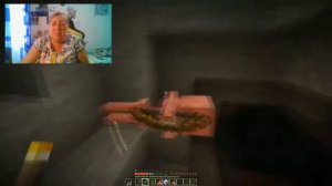 Бабушка играет в майнкрафт