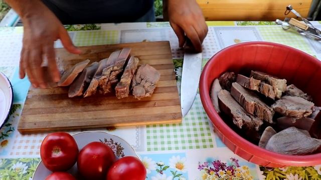 Говяжий ЯЗЫК ШАШЛЫКИ НА МАНГАЛЕ! ОРИГИНАЛЬНЫЙ РЕЦЕПТ С МАРИНАДОМ НА УГЛЯХ ENG SUB смотреть онлайн