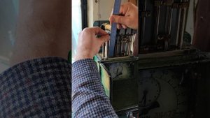 Извлекаем скоростемерную ленту из скоростемера при её наматывании на лентопротяжный  валик.