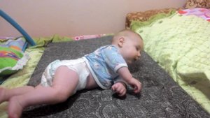 Малыш учится переворачиваться на живот