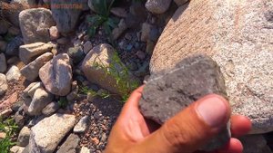 Хризолит можно найти среди камней