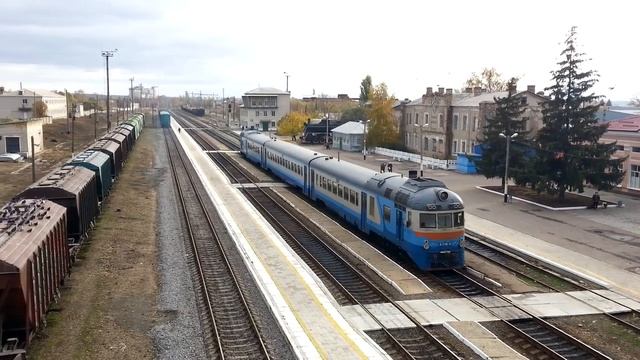 Дизель-поезд Д1-718 на станции Сватово смотреть онлайн