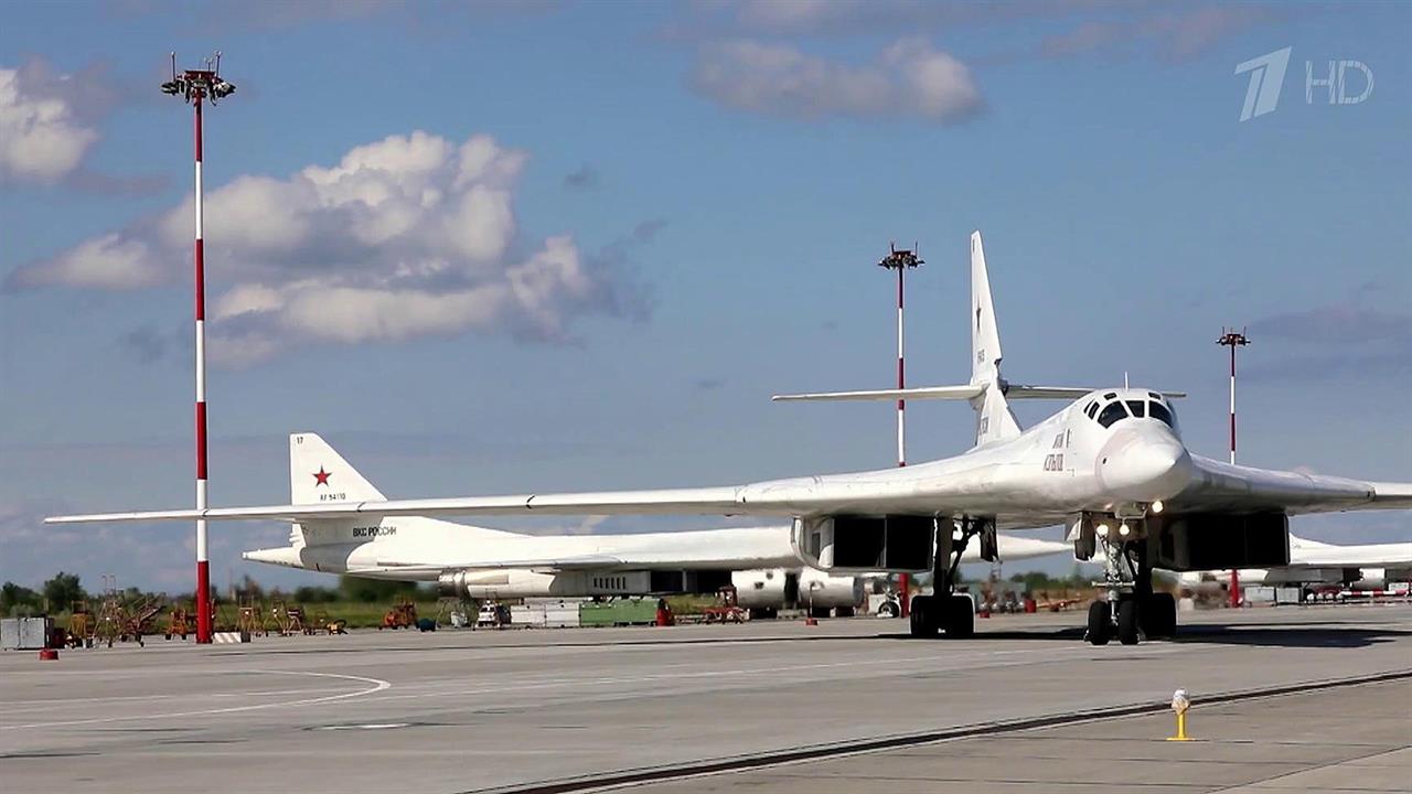 Стратегический ракетоносец Ту-160 совершил плановый полет над нейтральными водами Баренцева моря