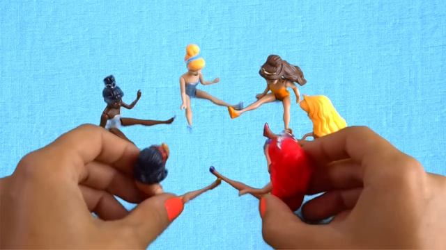Диснеевские принцессы меряют платья. Видео для детей. Disney Princess MagiClip Collection