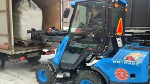 Разгрузка биг бэгов весом 800 кг ( + вес паллетных вил)  мини-погрузчиком с телескопической стрелой