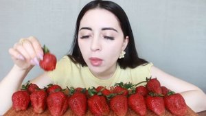 MUKBANG C ГИГАНТСКОЙ КЛУБНИКОЙ asmr Ayka Emilly