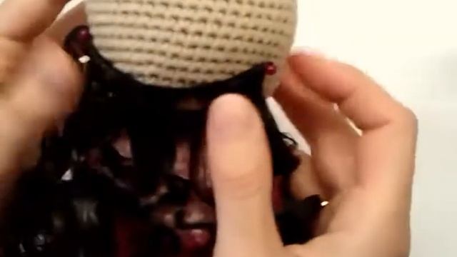 Как пришить трессы (волосы) вязаной кукле смотреть онлайн