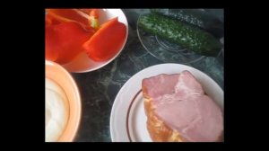 Салат с ветчиной, сладким перцем и свежим огурцом (Ham, sweet pepper and fresh cucumber salad)