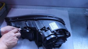 How to replace a headlight bulb - Porsche Cayenne 957