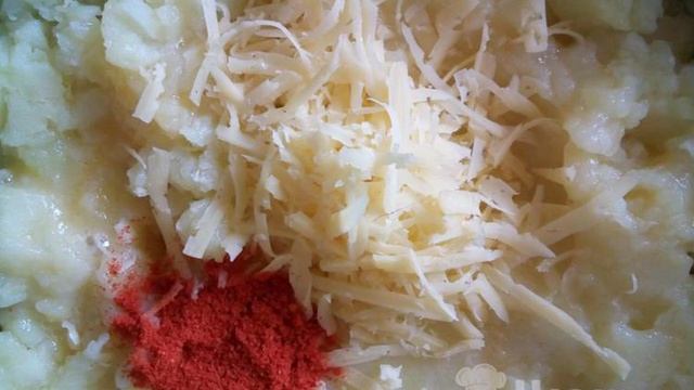 Картофельные шарики с сыром в духовке