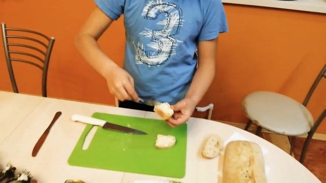 Готовлю бутерброды с красной икрой!))