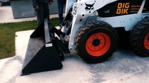 Оператор впервые надевает ковш бобкетом S530