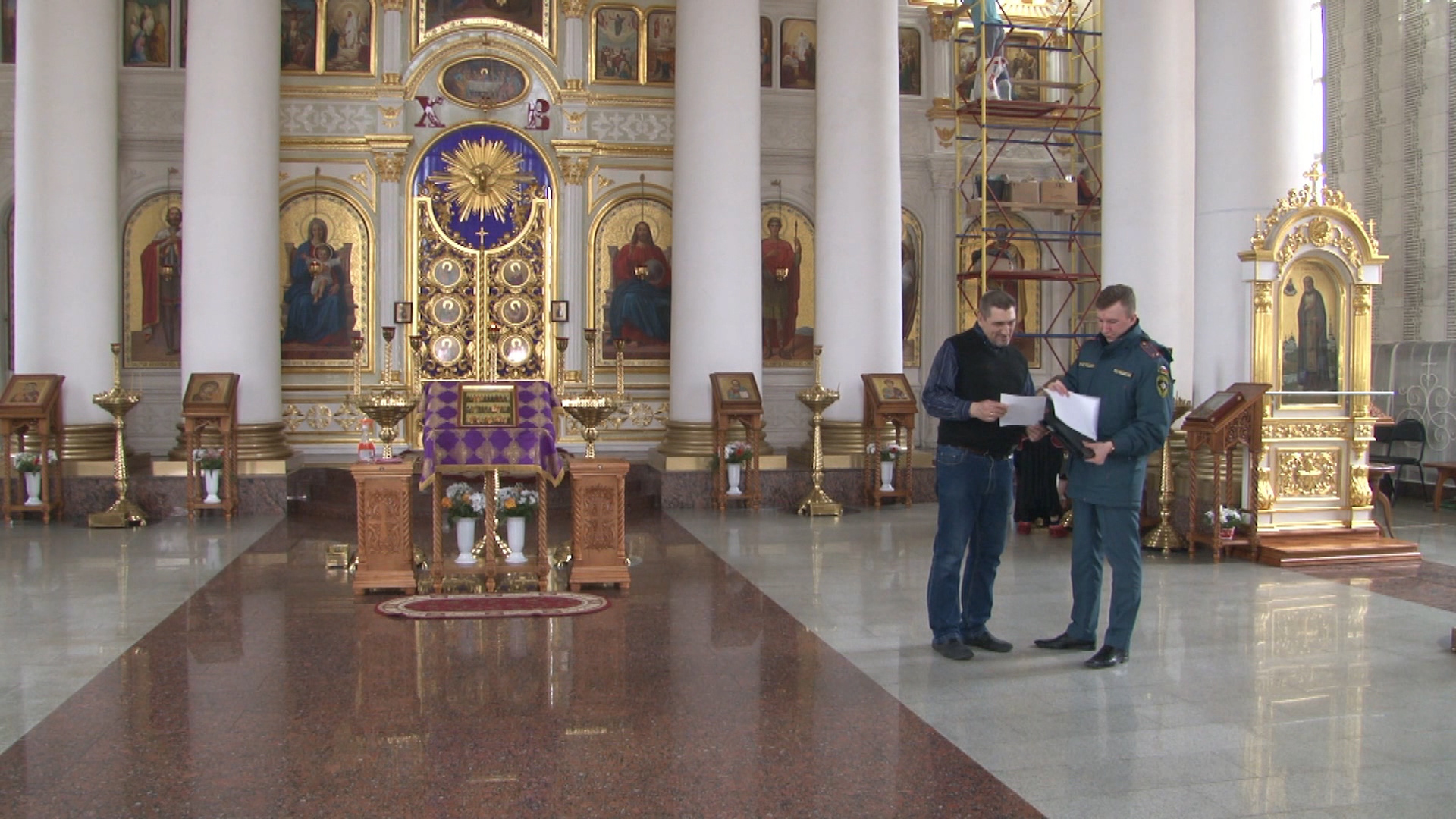 В церковь выпившим. Пасхальный храм. Курск Пасха храм. Церковь великомученика Георгия Победоносца. Храм Георгия Победоносца Курск внутри.