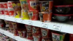 Много много рамена в корейском магазине