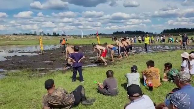 Бегущие в грязи смотреть онлайн