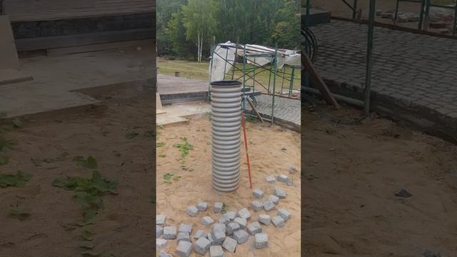 Мощение дорожек галтованной гранитной брусчаткой Габбро