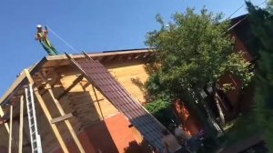 Как поднять металлочерепицу на крышу