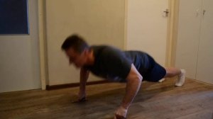 Отжимания на двух пальцах и тренировка кистей рук