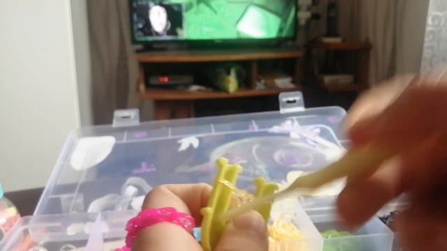 браслет - перчатка с кольцами из резинок на рогатке. легко, просто и быстро.