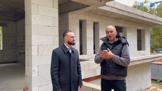Дом с плоской эксплуатируемой кровлей. Какую кровлю выбрать плоскую или скатную? (12+)