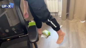 ГАЕЧКА ВЫТИРАЕТ НОГИ ОБ КОВРИК АУНКЕРА