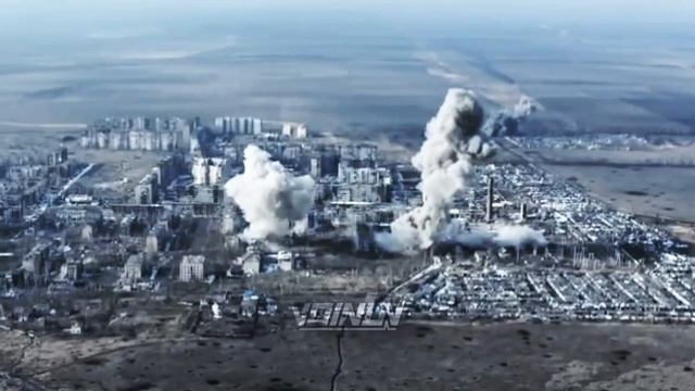 Атмосферные кадры удара планирующими авиабомбами ФАБ-500 с УМПК по позициям ВСУ в Угледаре. смотреть онлайн