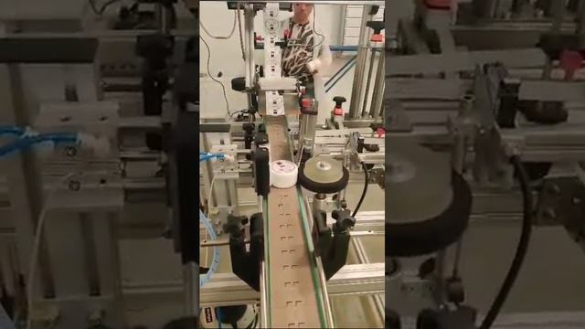 Нанесение этикеток сверху и сбоку на банки  Этикетировочный автомат ЭМ-5  ПрактикМ #shorts