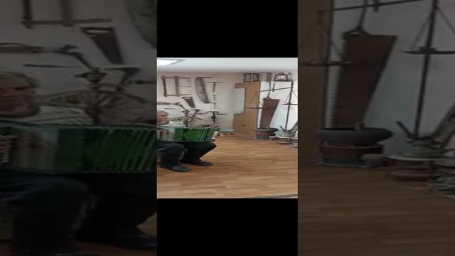 Разиф Габдуллин играет на гармони- экспонате музея Евгения Салмина.