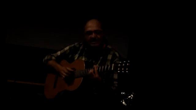 В сломанных пальцах так беззащитна скрипка....