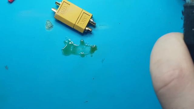 Как залудить силиконовые провода  и припаять их к разъему XT60