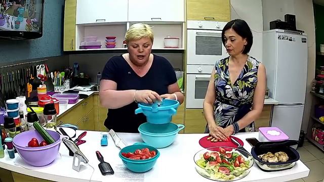 Вечер с Натальей Сербиной «Теплый салат с курицей, гаспачо» смотреть онлайн