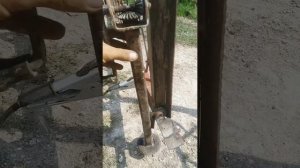 Засув-подпора для распашных ворот своими руками из механического домкрата