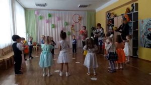 Танец Маме станем помогать