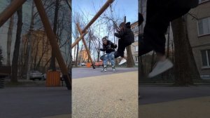 девочку которая упала жалко
