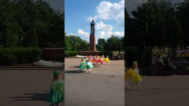 Веселый танец!Праздник детства!