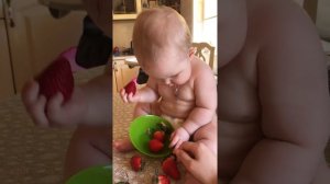 Годовалая девочка кушает клубничку