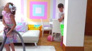 Катя и Макс играют в игры из компьютера