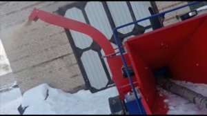 Измельчитель древесины ( веток, сучьев,) ЕГЕРЬ 750 в работе с дизельным мотором 40 лс