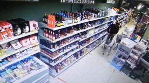 Падение полок в магазине