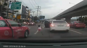 Ребенок выпал из машины