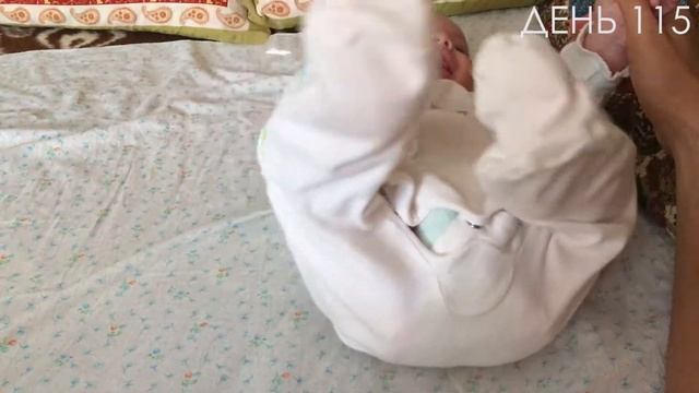 Как новорожденный Ян поднимает ноги и смеется. смотреть онлайн