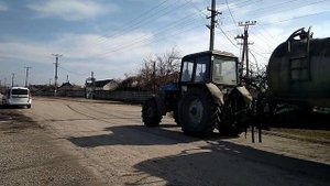 Трактор МТЗ Беларус с бочкой.