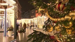 Всю страну закружило предновогоднее волшебство, города облачились в сверкающие наряды